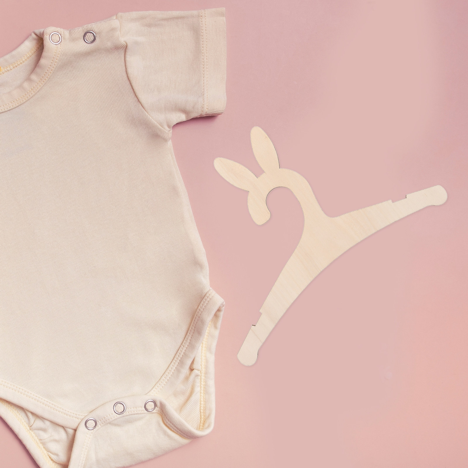 Baby Clothes - 木製ベビー服ハンガー5本セット。うさぎの耳のデザインで、子供部屋の収納やインテリアに最適。